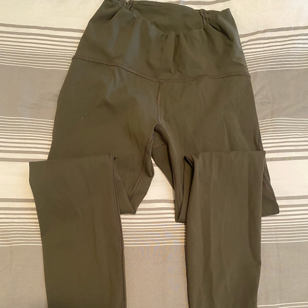 Lululemon leggings in excellent pre owned condition.